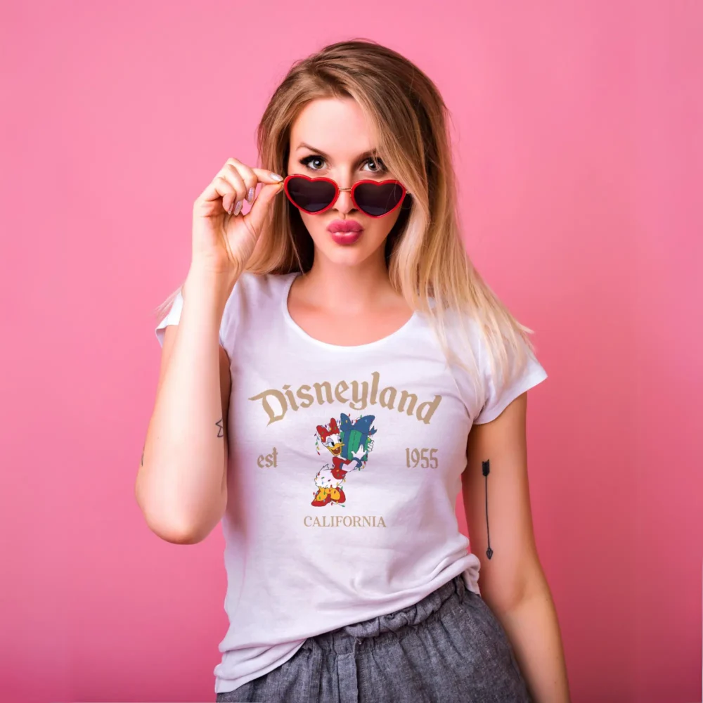 Daisy Duck Gift in Hand Disneyland Christmas T-shirt